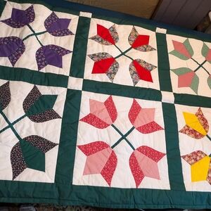 New Handmade Tulip Pattern Floral Patchwork Quilt with Green Border